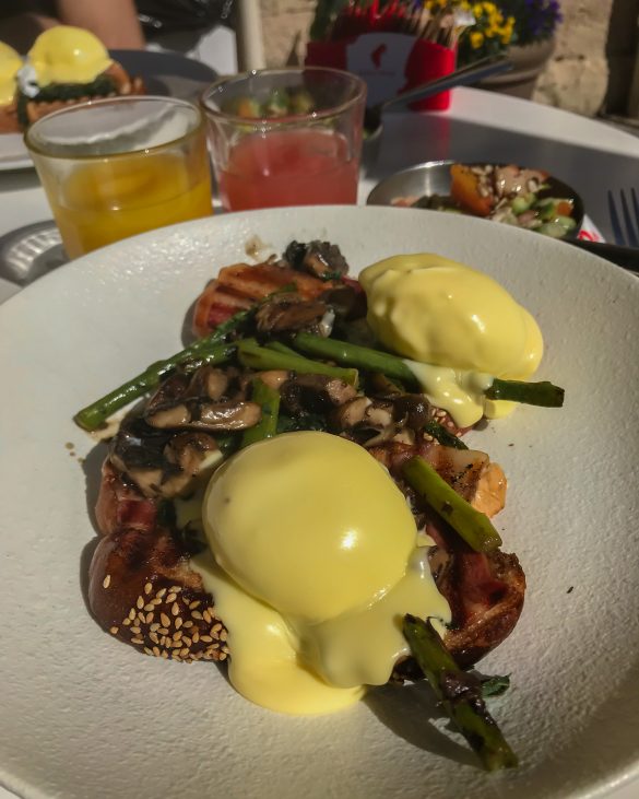 אגס בנדיקט במסעדת מנזה. המלצות קולינאריות ומסעדות שכדאי לאכול בהן בסופ"ש בירושלים