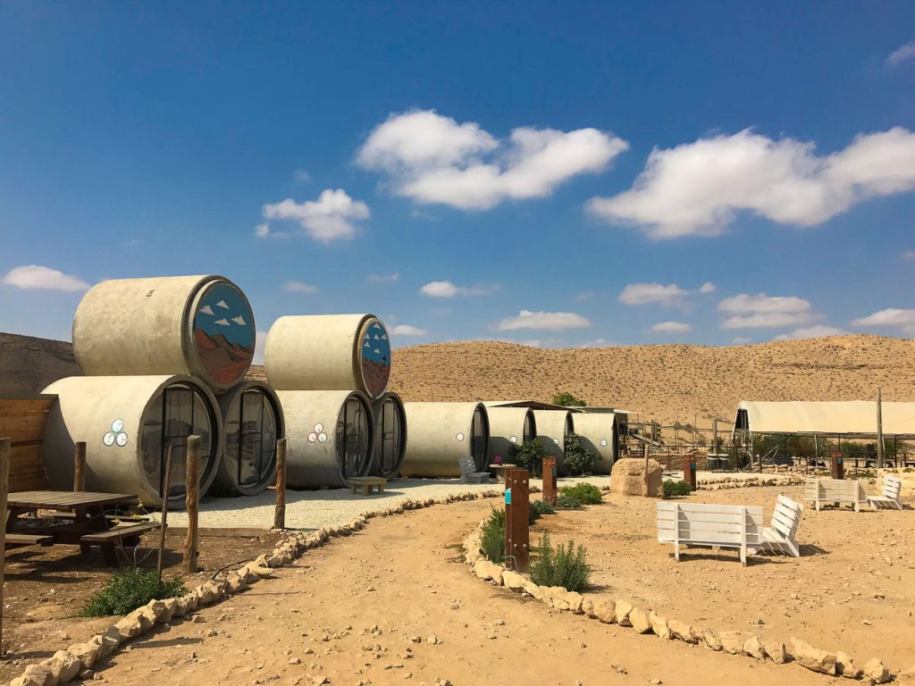 מתחם הצינרים "צוותא Tube Hostel" בחוות נאות שברמת הנגב. החווה הוקמה על ידי גדי ולאה נחימוב, משלבת אירוח של צינרים (לינה בצינורות בטון), סיורים וגבינות