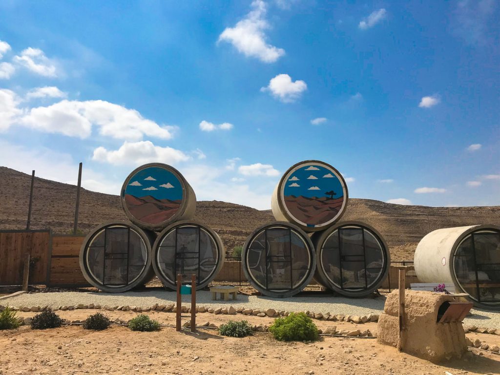 מתחם הצינרים "צוותא Tube Hostel" בחוות נאות שברמת הנגב. החווה הוקמה על ידי גדי ולאה נחימוב, משלבת אירוח של צינרים (לינה בצינורות בטון), סיורים וגבינות