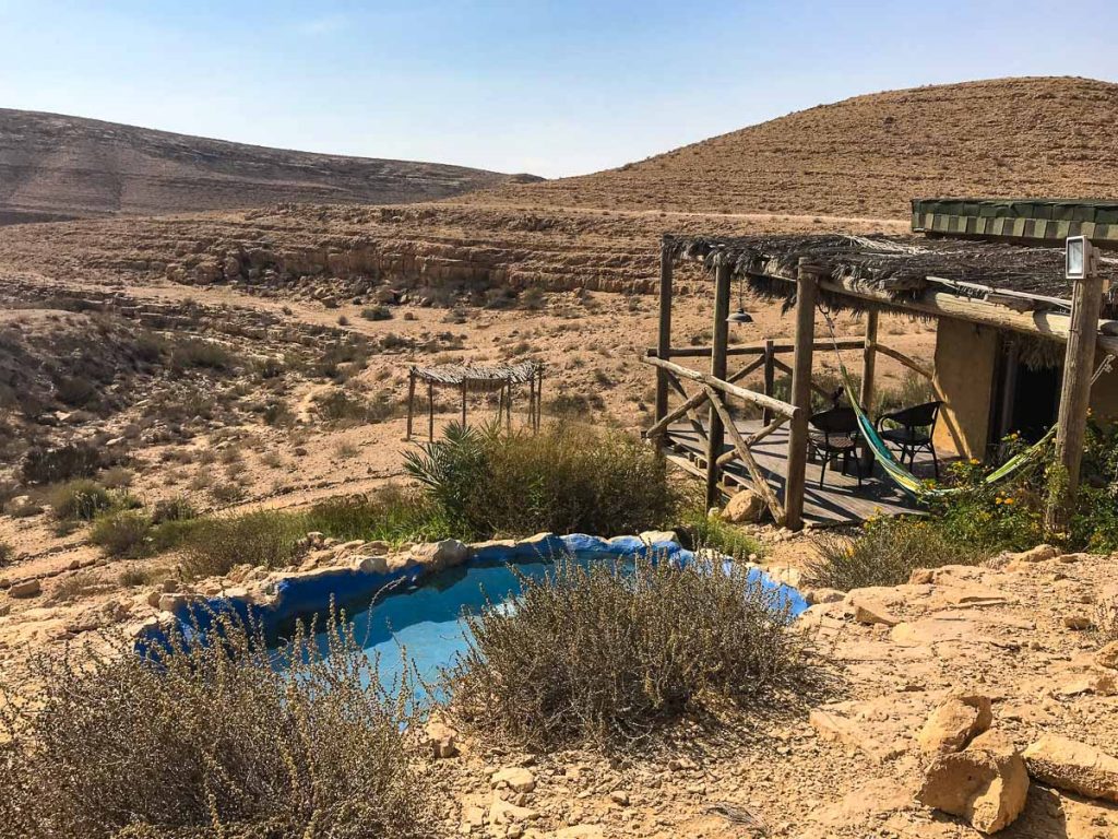 בקתת אירוח (צימר) בחוות נאות שברמת הנגב. החווה הוקמה על ידי גדי ולאה נחימוב, משלבת אירוח של צינרים, סיורים וגבינות