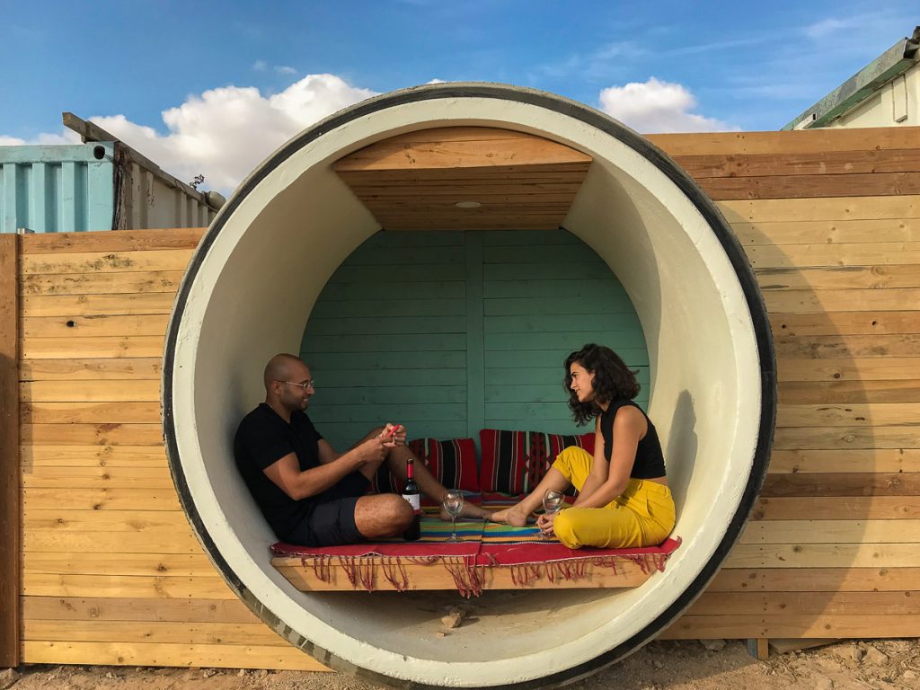 מתחם הצינרים "צוותא Tube Hostel" בחוות נאות שברמת הנגב. החווה הוקמה על ידי גדי ולאה נחימוב, משלבת אירוח של צינרים (לינה בצינורות בטון), סיורים וגבינות