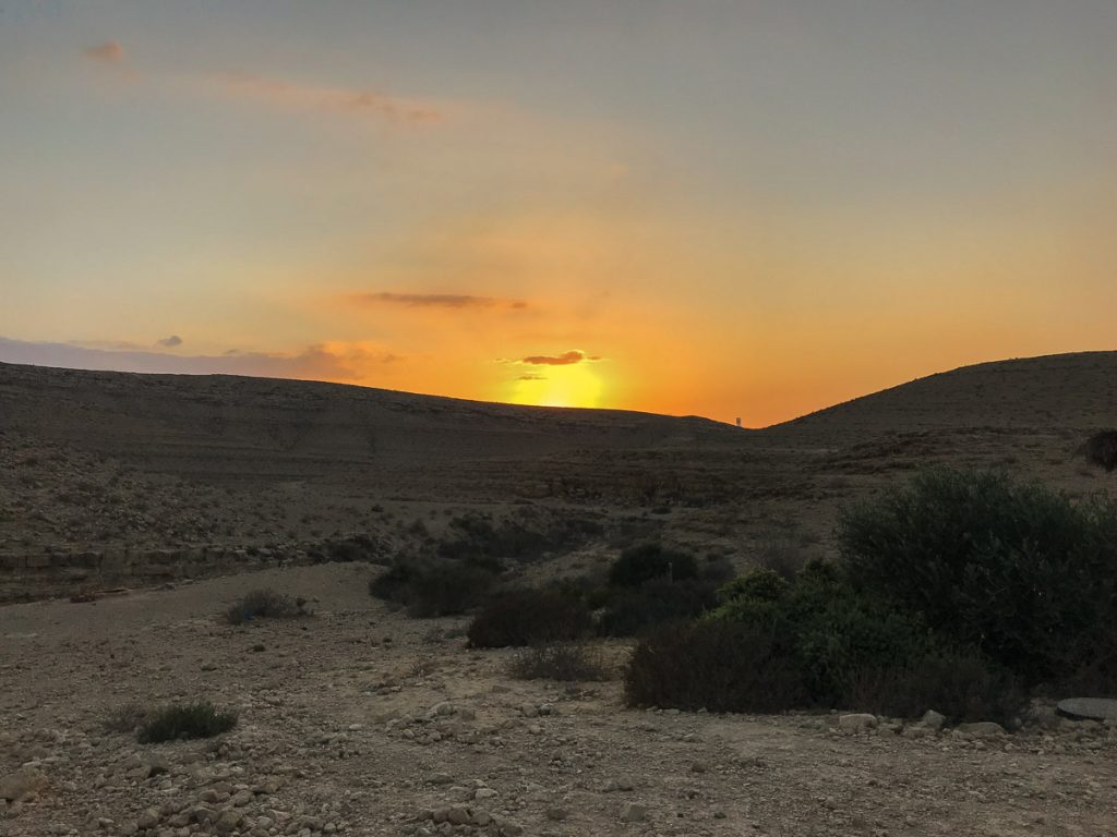 שקיעה בחוות נאות שברמת הנגב. החווה הוקמה על ידי גדי ולאה נחימוב, משלבת אירוח בצינרים (לינה בצינורות בטון), צימרים, סיורים וגבינות