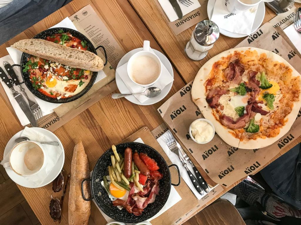 ארוחת בוקר בבית קפה-AIOLI, בורשה. תחילתו של טיול קולינארי בבירת פולין. 
