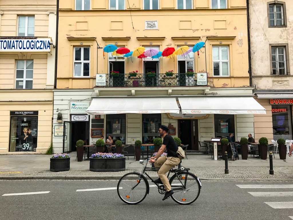 רחובות מסבירי פנים ורשה מקבלים אתכם אל סופ"ש של אוכל ושופינג בבירת פולין