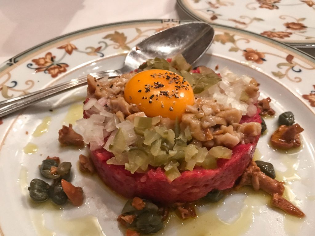 סטייק טרטר ב- Zielnik Cafe בורשה. עצירת חובה במהלך סופ"ש של אוכל ושופינג בבירת פולין