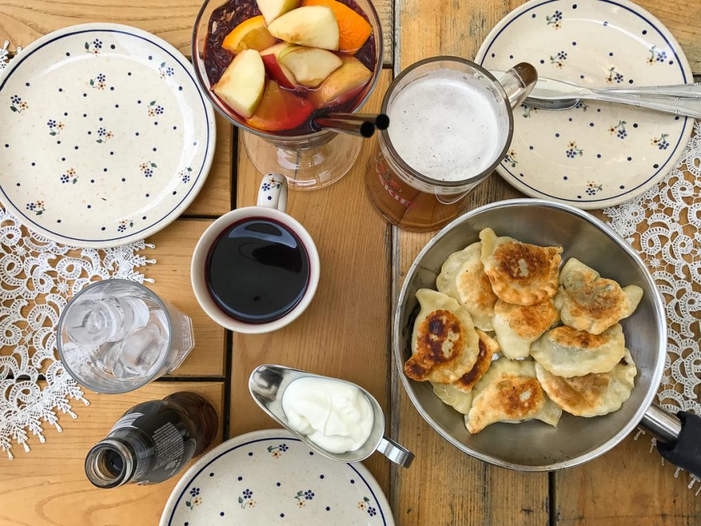 פירוגי בעיר העתיקה בורשה. עצירת חובה במהלך סופ"ש של אוכל ושופינג בבירת פולין