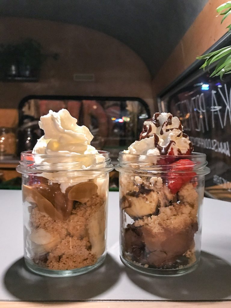 קינוחים שובבים ב- Nocny Market, שוק האוכל הלילה של ורשה. עצירת חובה במהלך סופ"ש של אוכל ושופינג בבירת פולין