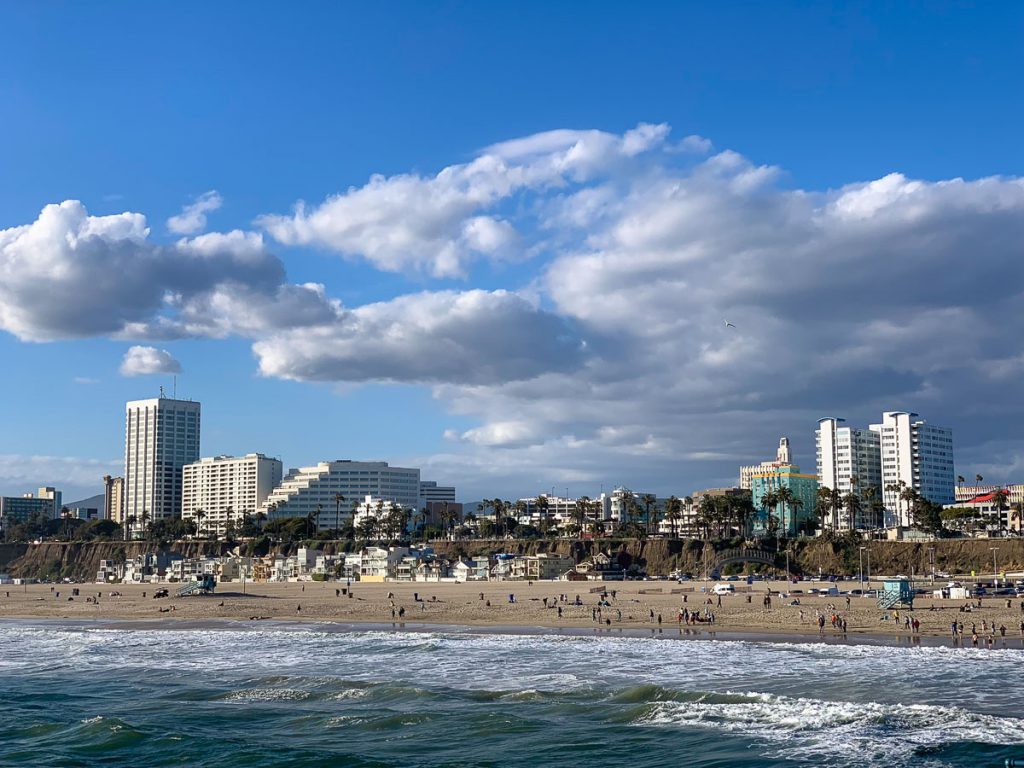 הנוף ממזח סנטה מוניקה. מתוך טיול בלוס אנג'לס: מה עושים, איפה ישנים ואיזה מקומות אסור לפספס בעיר המלאכים