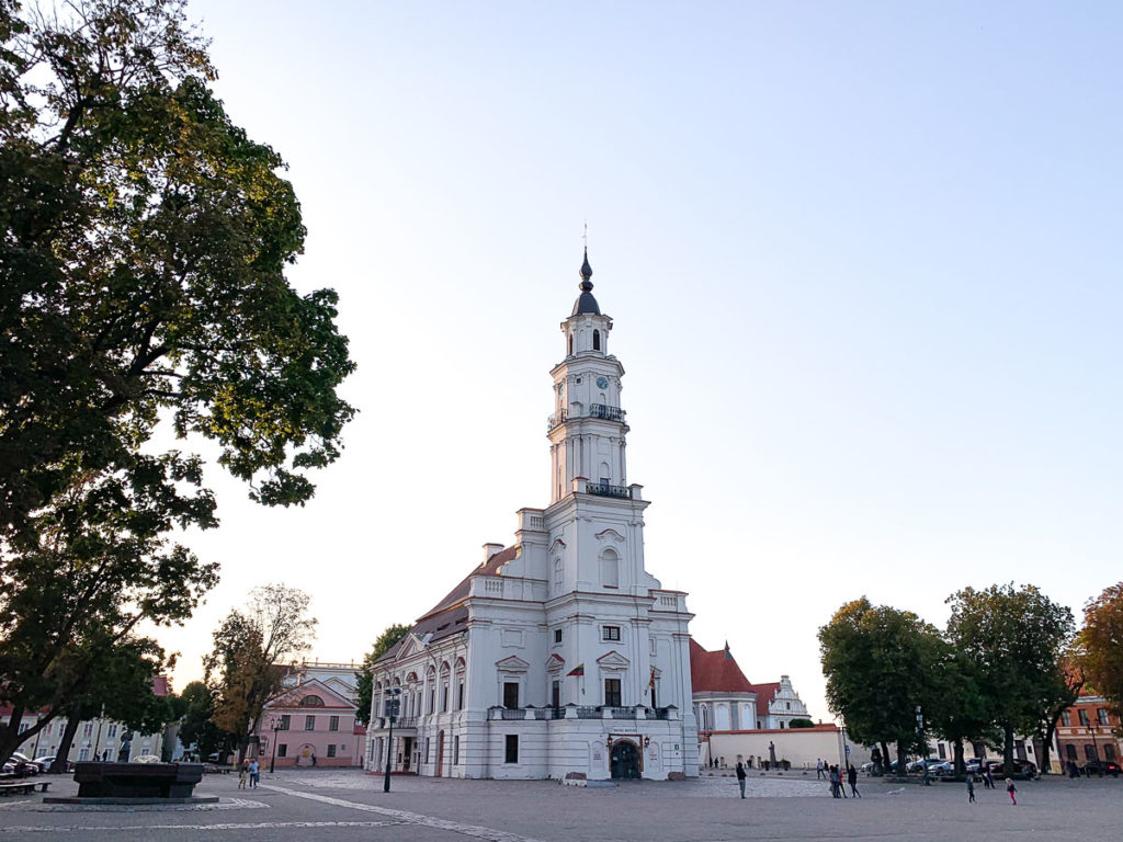 קובנה: העיר הגי מגניבה בליטא. מה עושים ואיפה אוכלים במהלך סופ"ש של חופשה בה. בתמונה: בית העירייה בקובנה