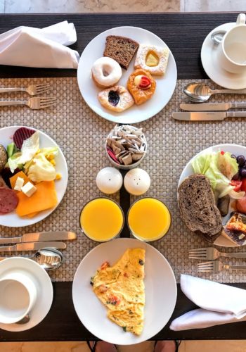 לארוחת הבוקר דווקא שווה להתפתות חופשה בעקבה: איפה לישון ומה לאכול בעיר הנופש של ירדן. ארוחת בוקר במלון קמפינסקי