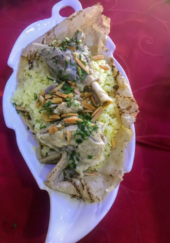 מנסף- המאכל הלאומי של ירדן חופשה בעקבה: איפה לישון ומה לאכול בעיר הנופש של ירדן. מנסף במסעדת שף שרקאוי