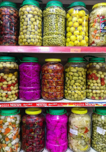 חמוצים בשלל צבעים חופשה בעקבה: איפה לישון ומה לאכול בעיר הנופש של ירדן